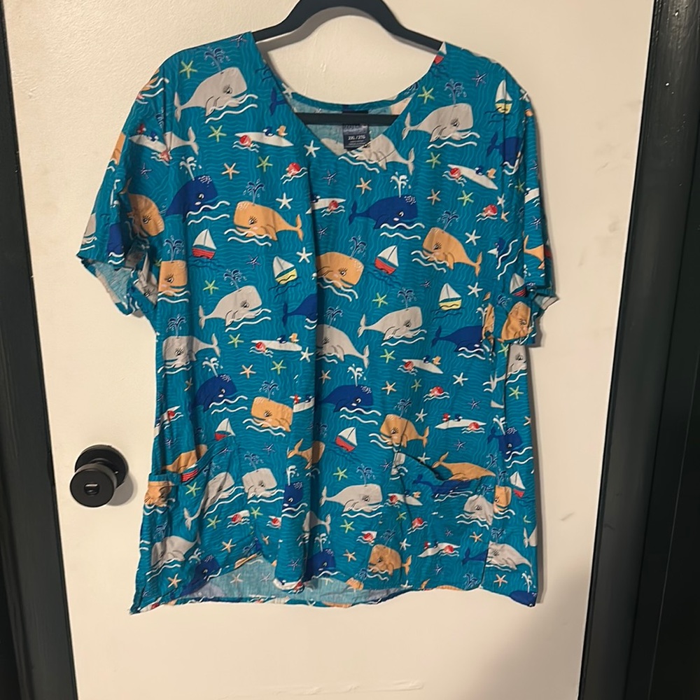 Zoe + Chloe EUC whale scrub top